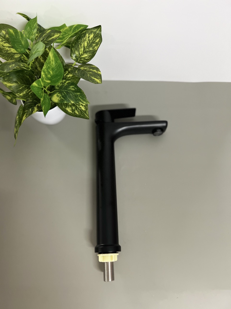 Vòi lavabo lạnh đen 2112